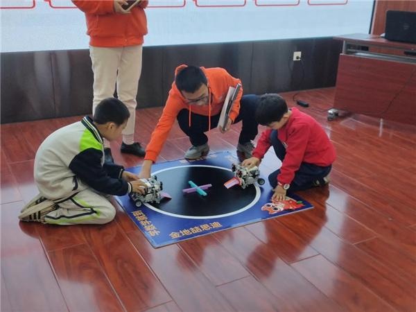 河西区马场街德才里社区组织开展青少年机器人相扑比赛