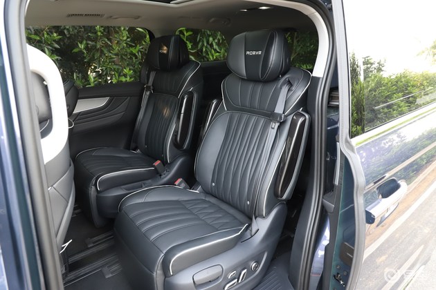 不仅只是大,荣威imax8还配备i-max巨幕全景双天窗,车内的体感会更通透