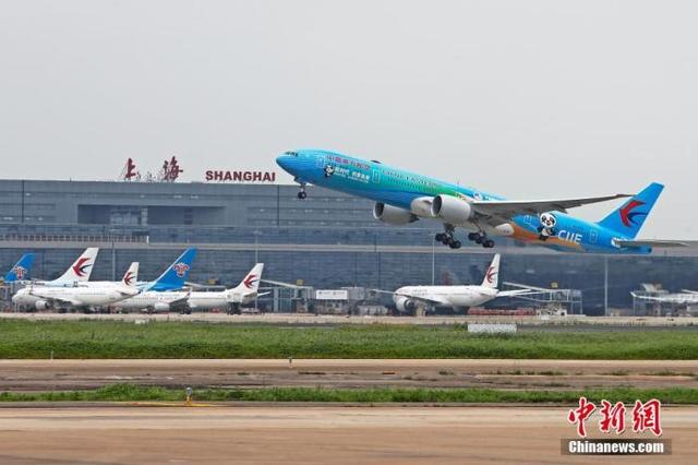 图为全球首架“进博号”主题彩绘飞机从上海虹桥机场起飞前往成都。 中新社记者 殷立勤 摄