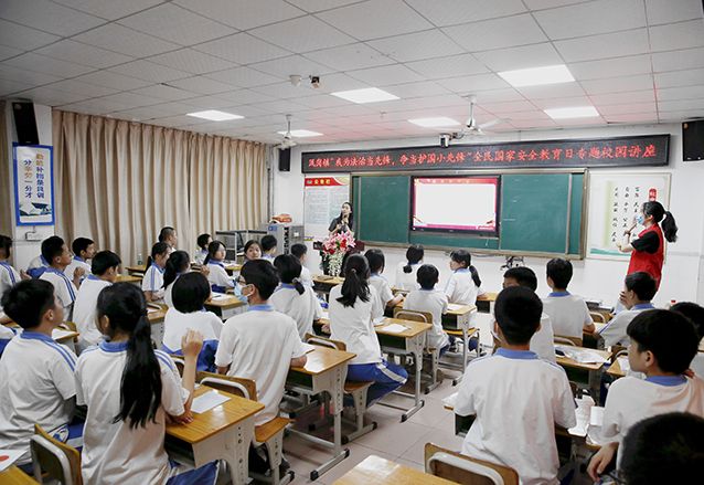 在德恩学校,学生们认真听取关于践行总体国家安全观的教育课程.