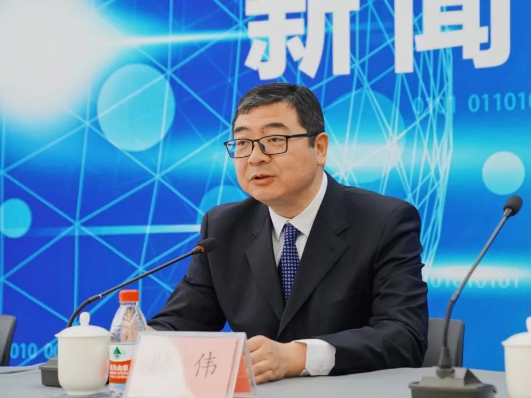 大会主办方代表中国通信学会副秘书长滕伟对本届大会作了整体介绍.