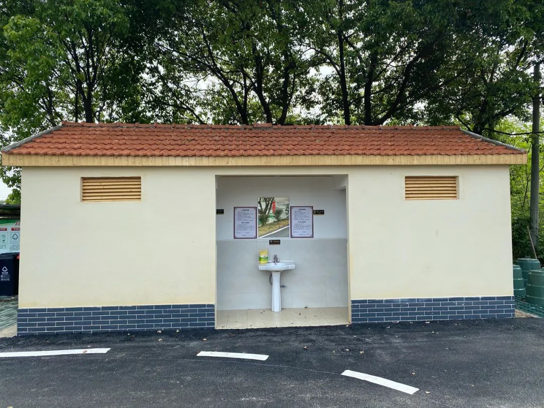 图为当地已经完成无害化改造的新公厕.