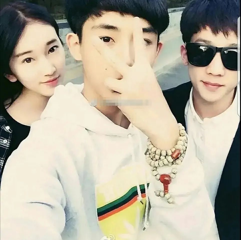 刘令姿和董思成是北舞附中同学,后来一起考上中戏,认识很多年了.