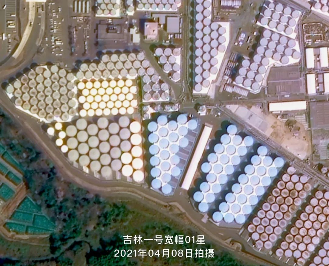 图：日本福岛第一核电站内的核废水储存罐局部放大图