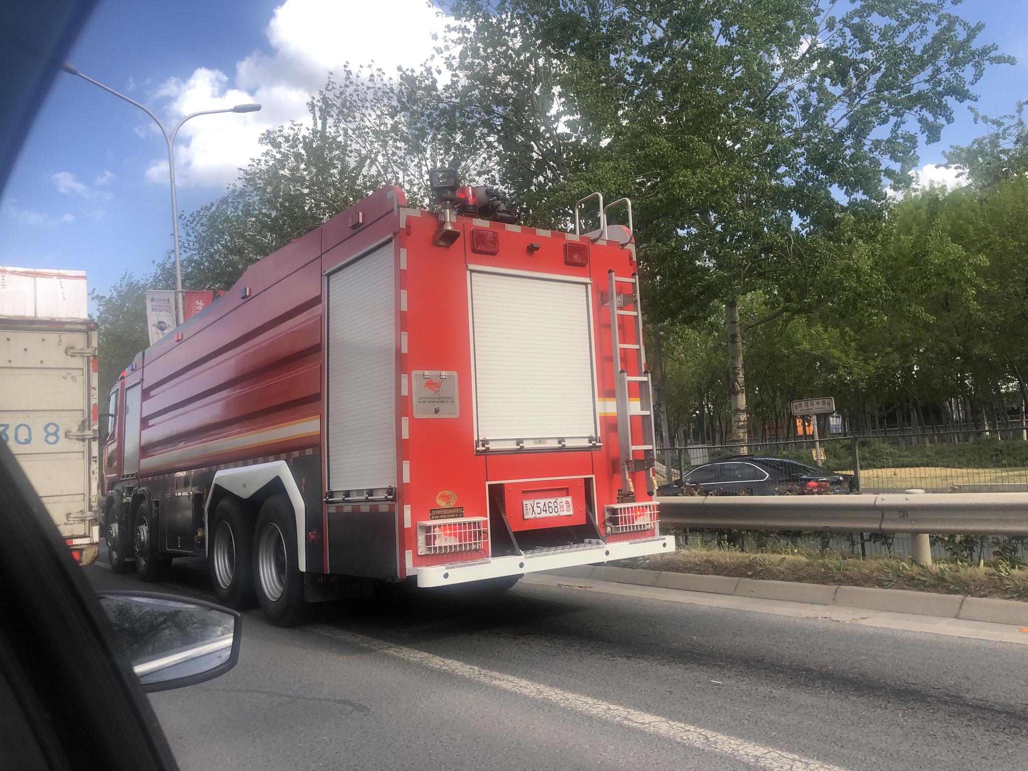 黄琪峰 摄新京报记者在现场看到,起火位置位于大红门集美家居市场西侧