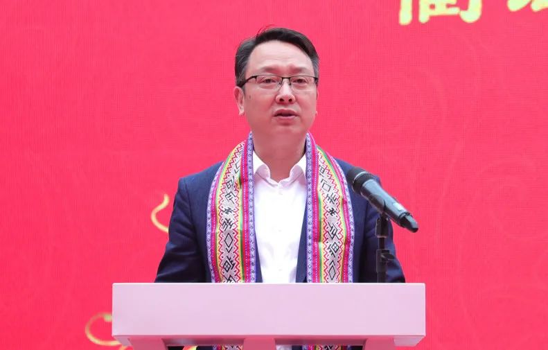 叶美峰在致词中表示,非常高兴能和大家相约"千年畲乡·农夫小镇",这是