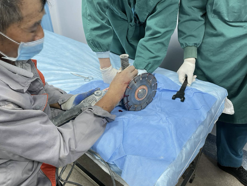 工人不慎遇角磨机吃手急诊医生求助消防员