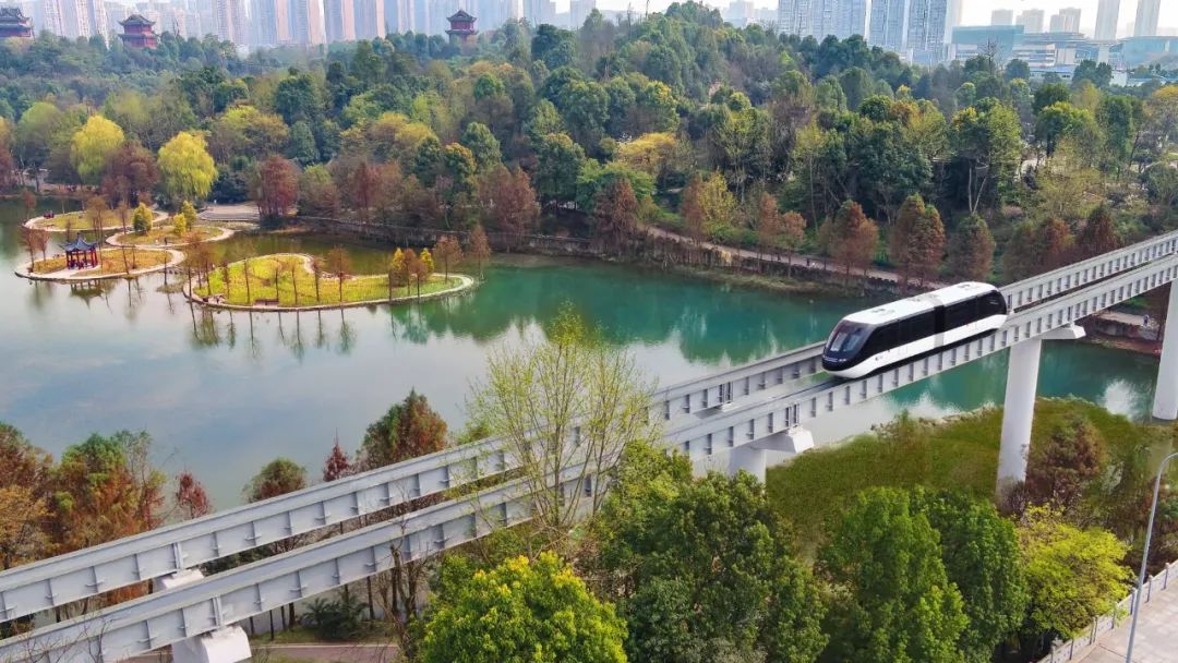 全球首条无人驾驶"云巴"璧山开行