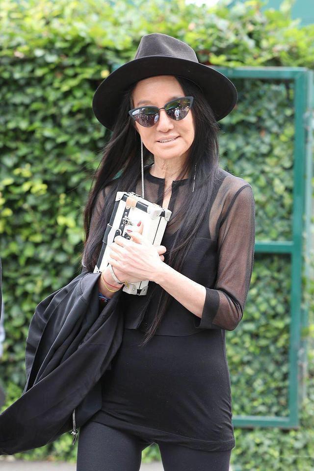 拥有40亿身价的王薇薇脸蛋是71岁但身材是25岁一身黑尽显时髦