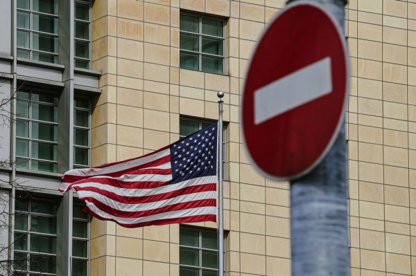 这是4月16日在俄罗斯首都莫斯科拍摄的美国驻俄罗斯大使馆。新华社发