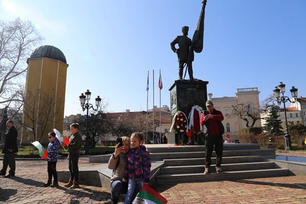 2021年3月3日，当天是保加利亚国庆日，民众来到保加利亚索非亚无名战士纪念碑前参观并献花。图