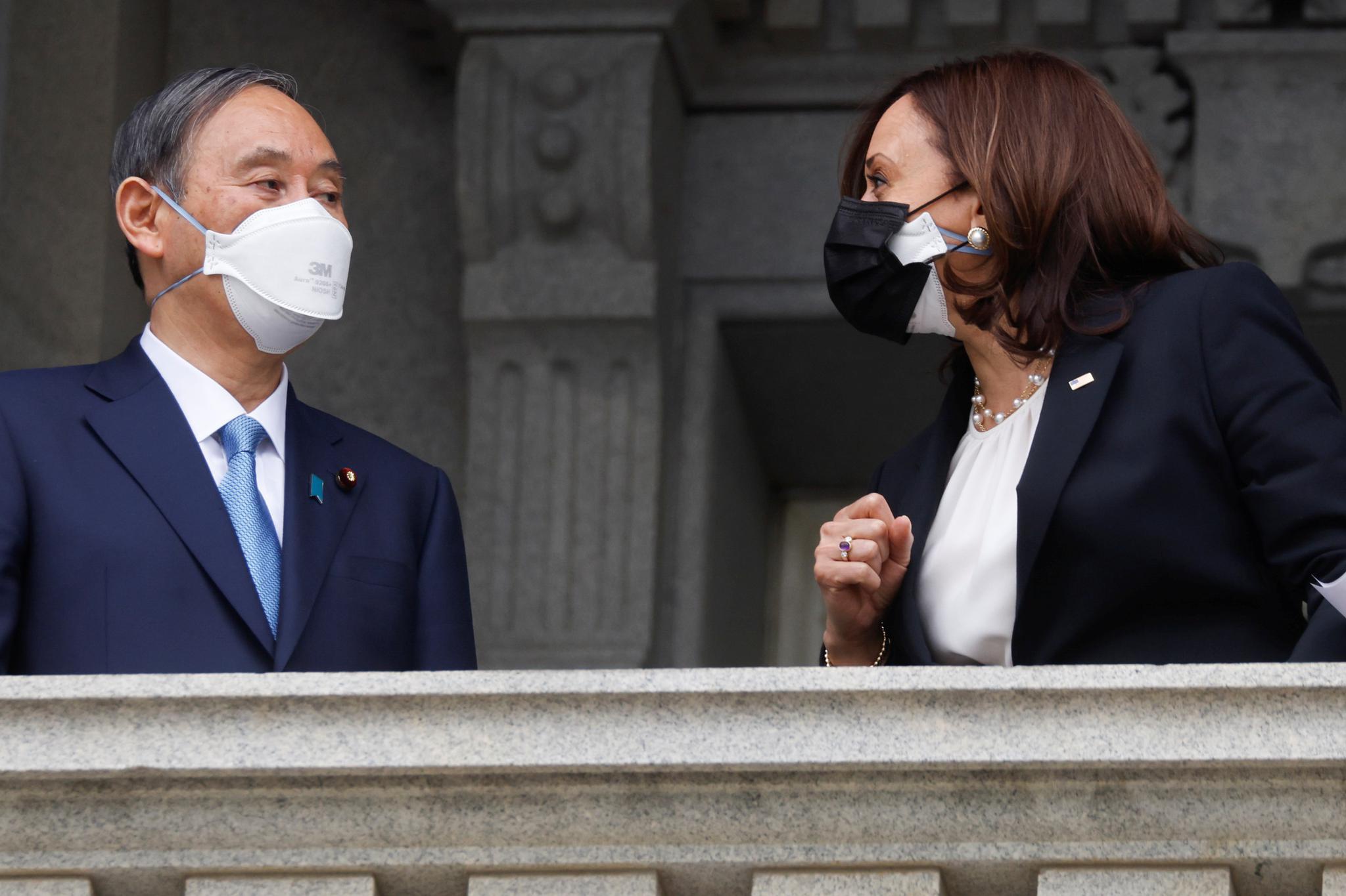 释放什么信息访美的菅义伟戴了印有美日国旗的口罩拜登会谈时戴双层