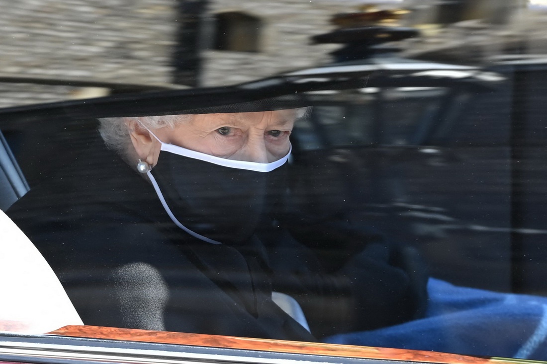 英国女王伊丽莎白二世乘坐皇家宾利车抵达圣乔治教堂，眼神中充满着悲恸。
