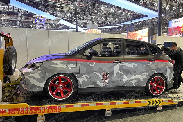 2021上海车展探馆哪吒v多款个性改装车