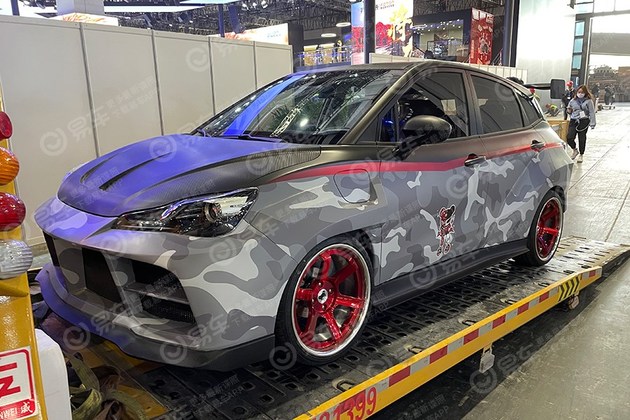 2021上海车展探馆哪吒v多款个性改装车