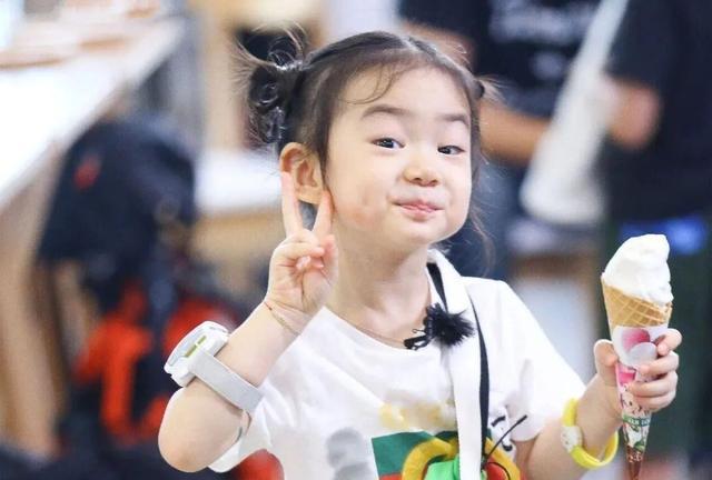 戚薇一家三口游迪士尼，力破婚变传闻，明明幸福的她为何总被质疑休闲区蓝鸢梦想 - Www.slyday.coM