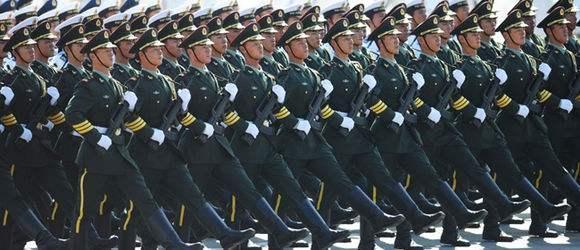 不仅仅是我们的士兵有踢正步的训练,其他国家也有各自的队列步法.