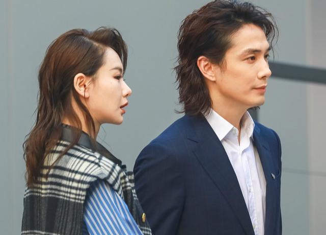 戚薇一家三口游迪士尼，力破婚变传闻，明明幸福的她为何总被质疑休闲区蓝鸢梦想 - Www.slyday.coM