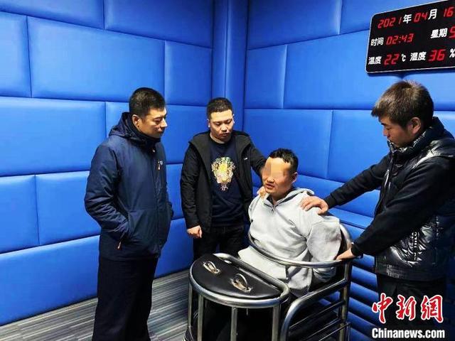 图为警方审讯犯罪嫌疑人. 通辽市公安局供图
