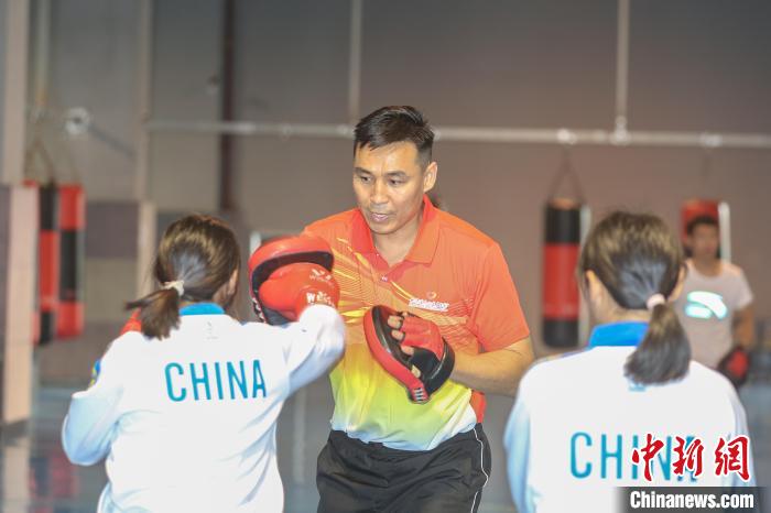 图为奥运会男子拳击81公斤级冠军张小平在训练场上给小运动员指导动作。　刘力鑫 摄