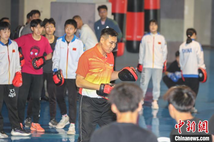 图为奥运会男子拳击81公斤级冠军张小平在训练场上给小运动员讲解指导。　刘力鑫 摄