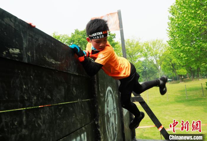 小选手在奋力翻越障碍. 汤彦俊 摄