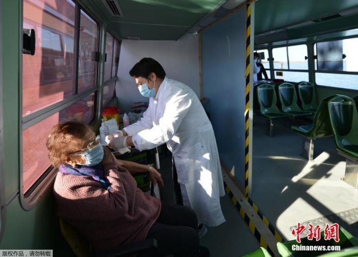 资料图：当地时间4月5日，意大利威尼斯，水上巴士在当天变为新冠疫苗接种站，为80岁以上的老年人接种新冠疫苗。