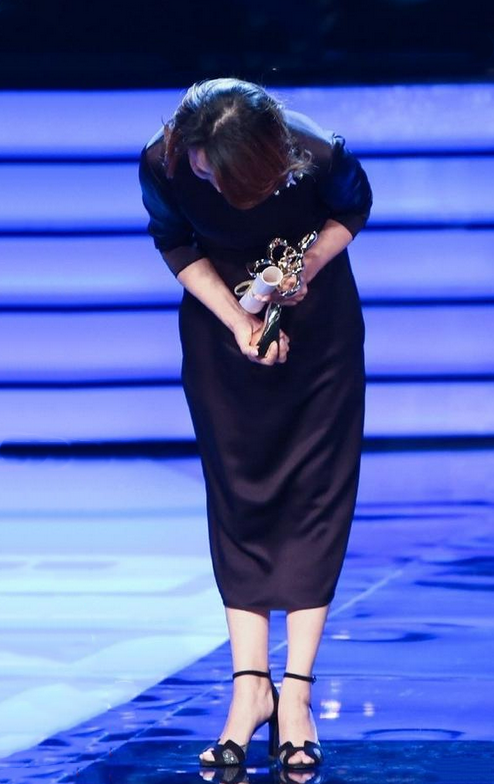 被董卿这穿衣心机惊艳了穿长裙巧用绑带来束腰意外时髦又显高