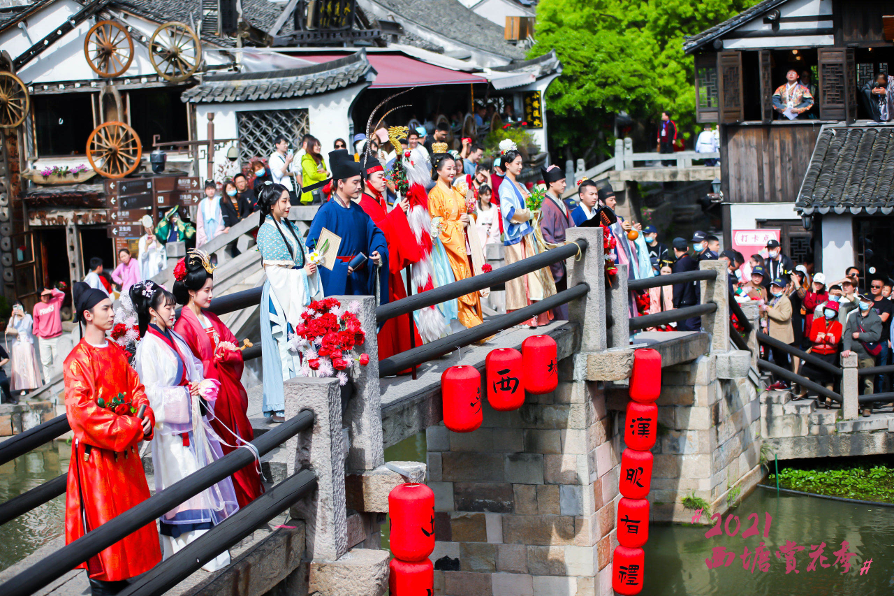 百花为裳嘉善西塘赏花季迎来汉服十二花神