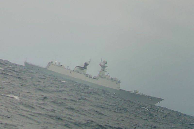 《自由时报》称，大陆海军“荆州号”护卫舰，15日下午被台湾渔民直击现身台湾浅堆传统渔场。图自台湾《自由时报》