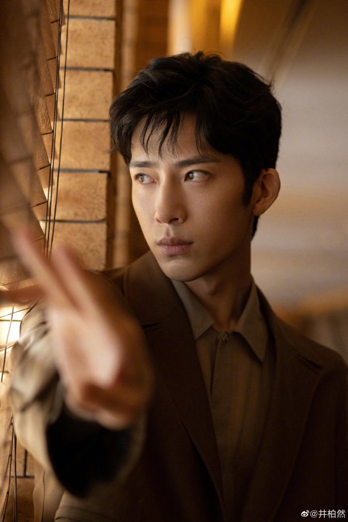 井柏然晒个人西装写真 迷离眼神似忧郁王子