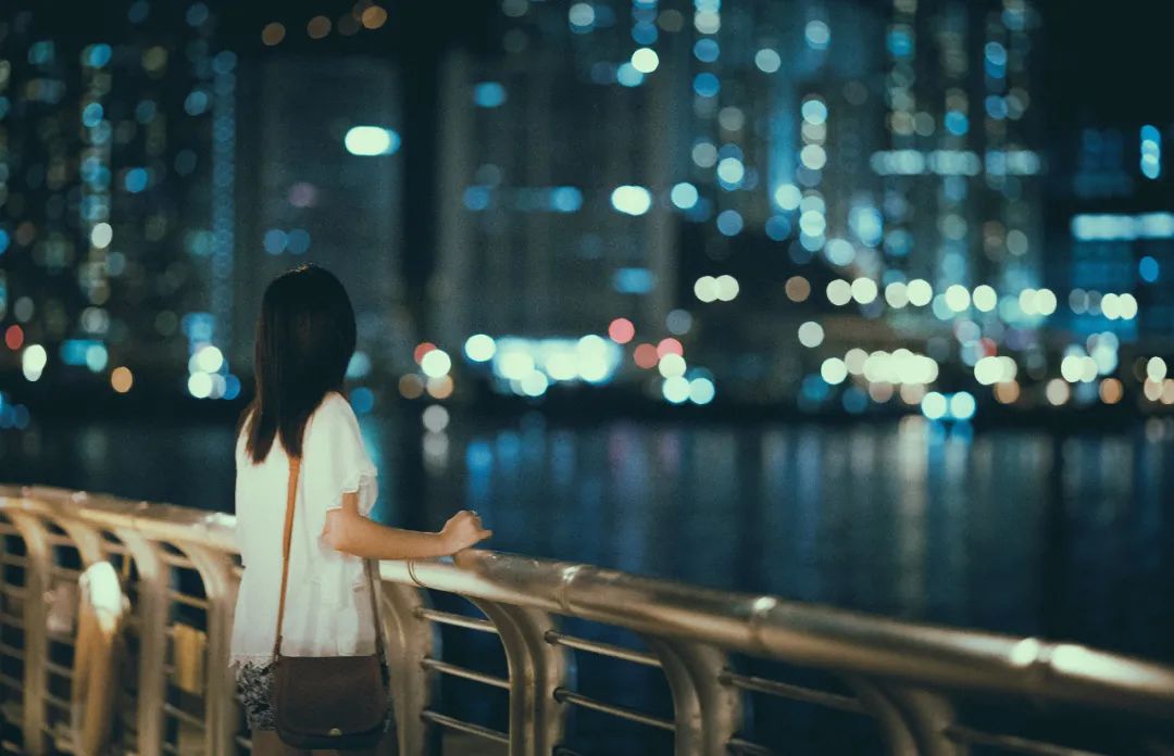 青岛独居女孩被陌生男子盯上！每天堵在路口搭讪！直到有一次，他悄悄跟到了家门口…休闲区蓝鸢梦想 - Www.slyday.coM