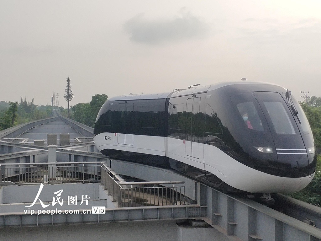 无人驾驶轨道交通"云巴"示范线在重庆璧山区开通运营