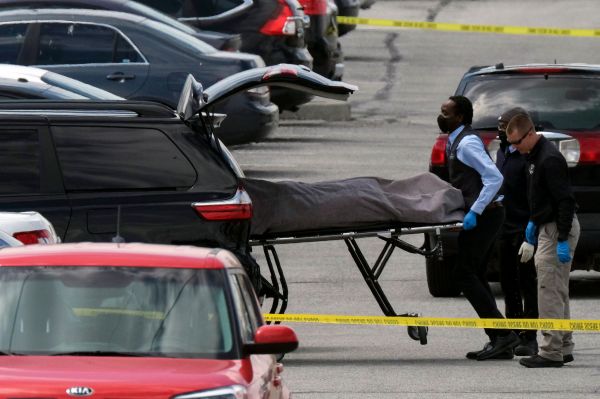 美国警方16日将印第安纳州枪击案遇难者遗体运到车辆上（法新社）
