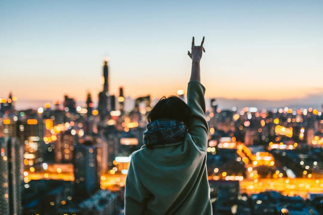 青岛独居女孩被陌生男子盯上！每天堵在路口搭讪！直到有一次，他悄悄跟到了家门口…休闲区蓝鸢梦想 - Www.slyday.coM