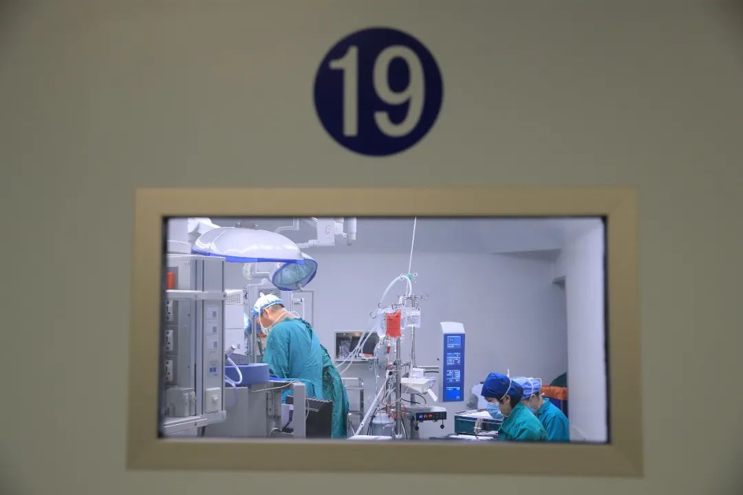 青岛独居女孩被陌生男子盯上！每天堵在路口搭讪！直到有一次，他悄悄跟到了家门口…休闲区蓝鸢梦想 - Www.slyday.coM