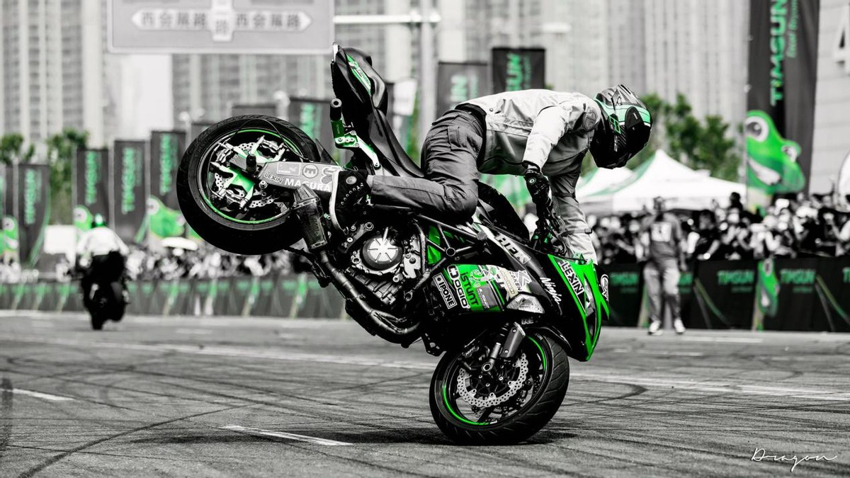 惊险刺激的摩托车特技表演每一个都让你惊呼