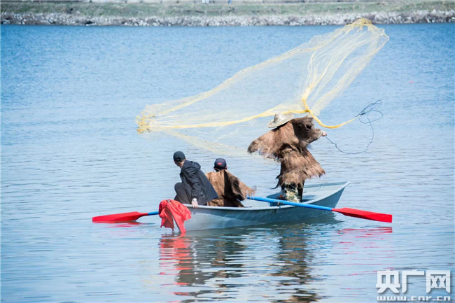 渔船驶入湖中央,渔民撒网捕鱼.牛雷 摄