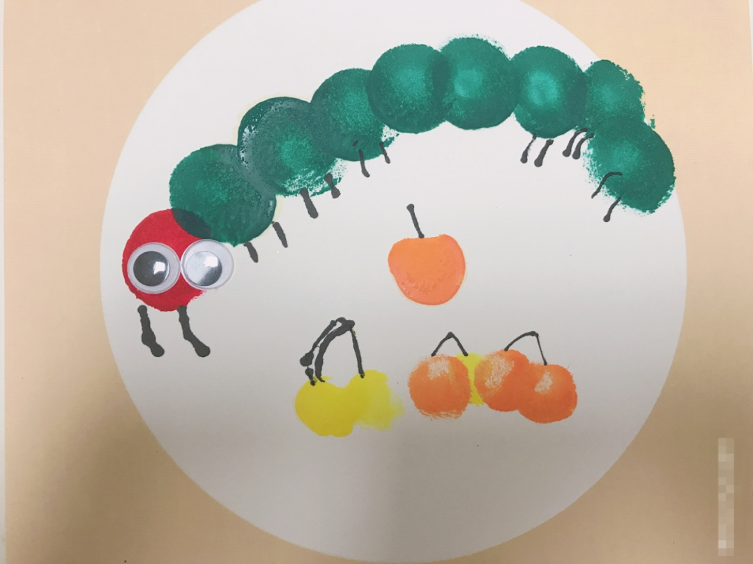 "蘸颜料的时候,你可以像彩虹姐姐这样,先把海绵印章的一侧放进颜料盒