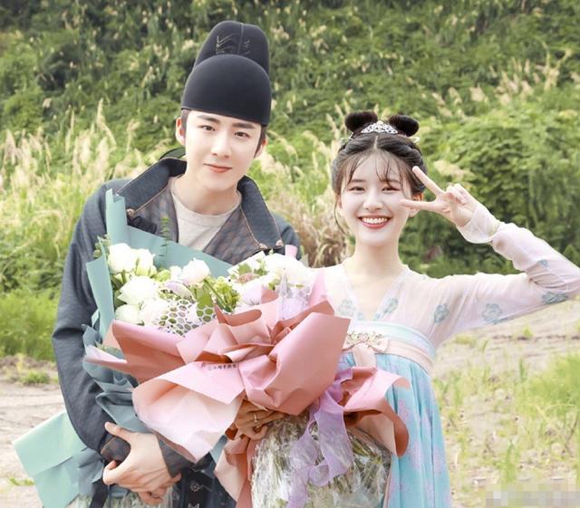 皓嫣cp拍摄花絮刘宇宁片场拥抱赵露思这姿势我能笑一天