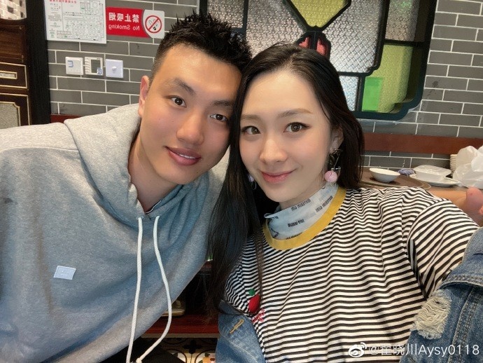 翟晓川同条微博祝福老婆朱彦西吉祥物想问掉水里的问题