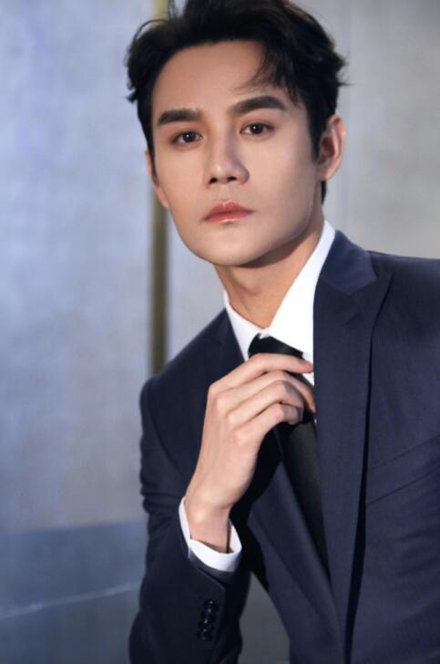 王凯拍大片演绎英伦王子 秀修长双手不“吝啬”|王凯_新浪新闻