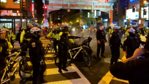 至少3人被捕！华盛顿唐人街爆发冲突 约100名示威者与警察互殴休闲区蓝鸢梦想 - Www.slyday.coM