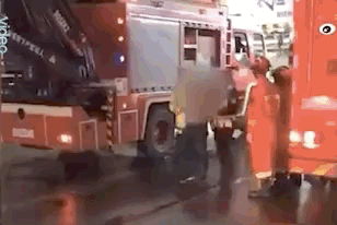 广西一旅游大巴被限高架“削顶”，1死6伤！警方凌晨通报休闲区蓝鸢梦想 - Www.slyday.coM