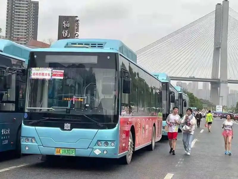 重庆交通开通集团81辆新能源公交车加油重庆马拉松赛