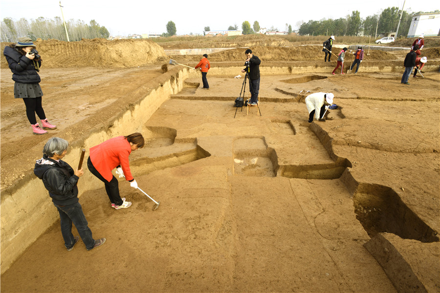 考古人员在河南偃师二里头遗址发掘现场工作（资料照片）。