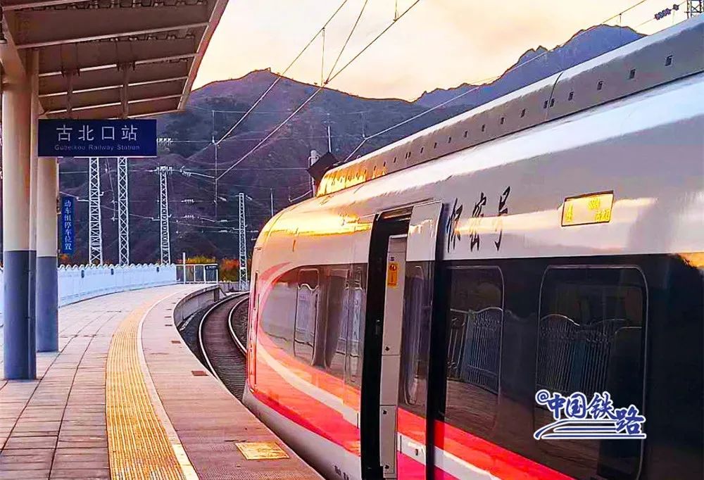 涂装相呼应寓意深邃的天空下百花绽放,生机勃勃市郊铁路s5线将雁栖湖