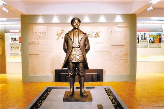 林基路纪念馆内的林基路铜像时至今日,新疆库车的老百姓仍深深怀念