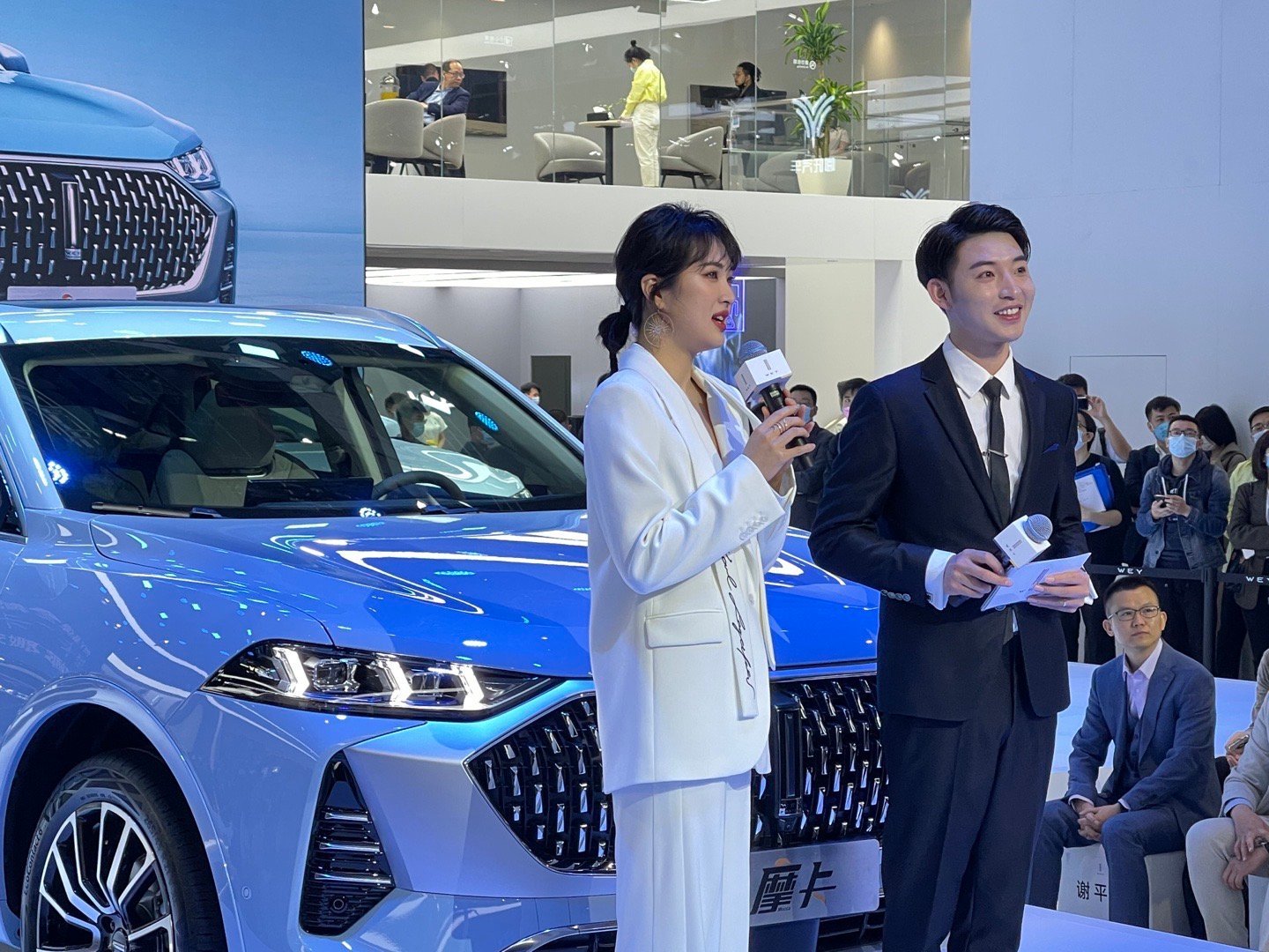 姚安娜亮相车展生图曝光华为小公主颜值引关注撞脸王思聪
