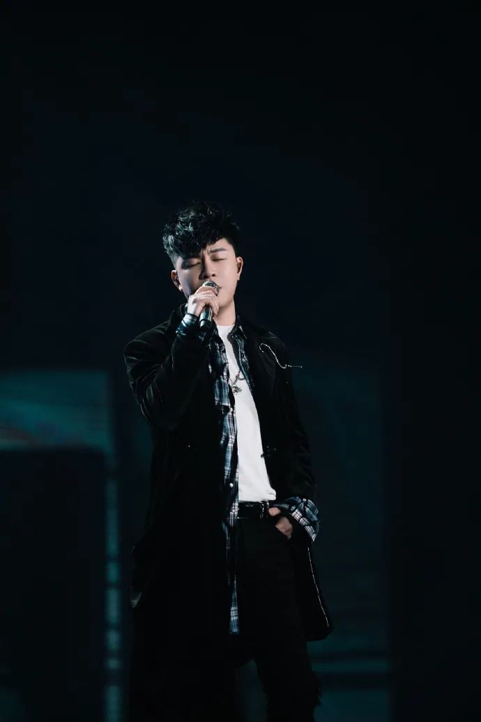 当你感到迷茫时不妨听听他的歌胡彦斌